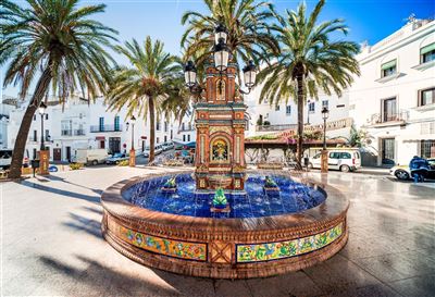 Marktplatz mit zauberhaftem Brunnen in Vejer de la Frontera